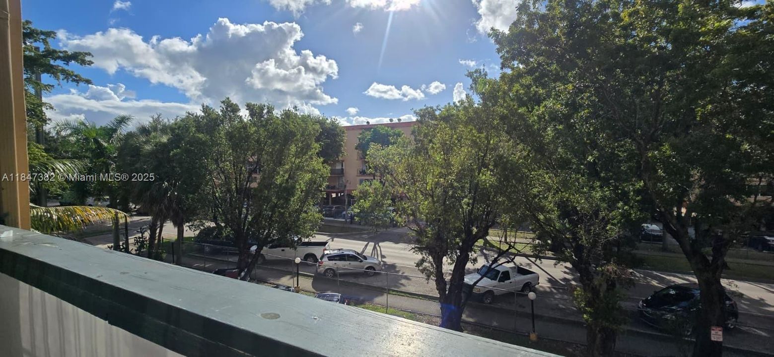 For Sale: $175,000 (1 beds, 1 baths, 777 Square Feet)