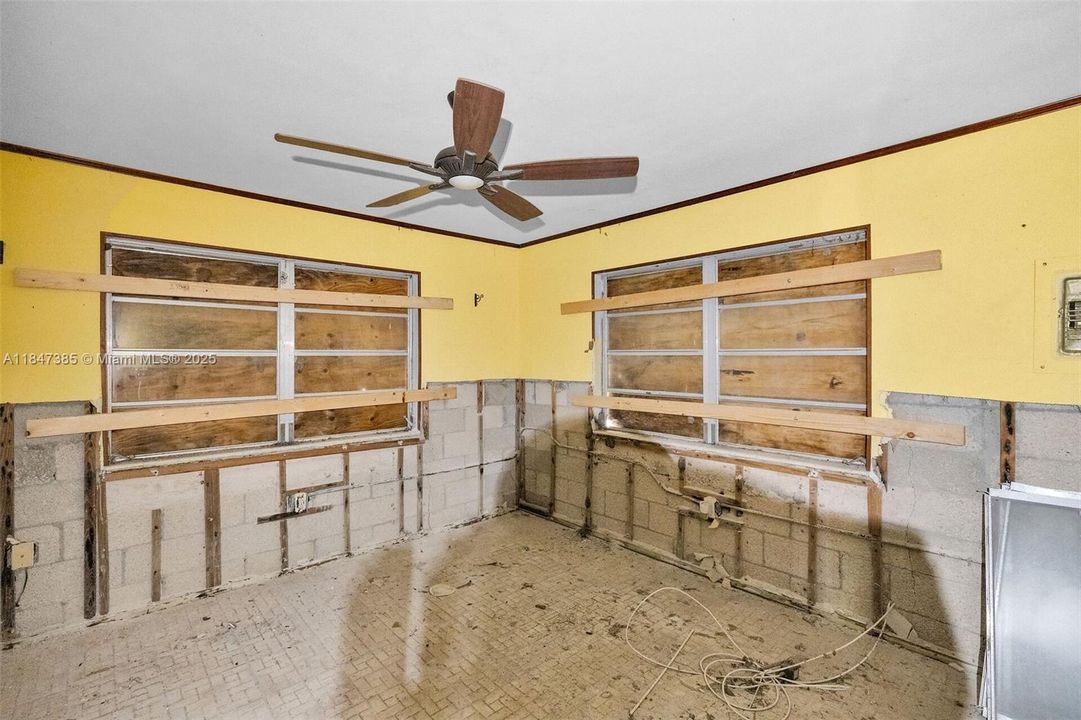 最近售出: $285,000 (2 贝兹, 1 浴室, 1073 平方英尺)