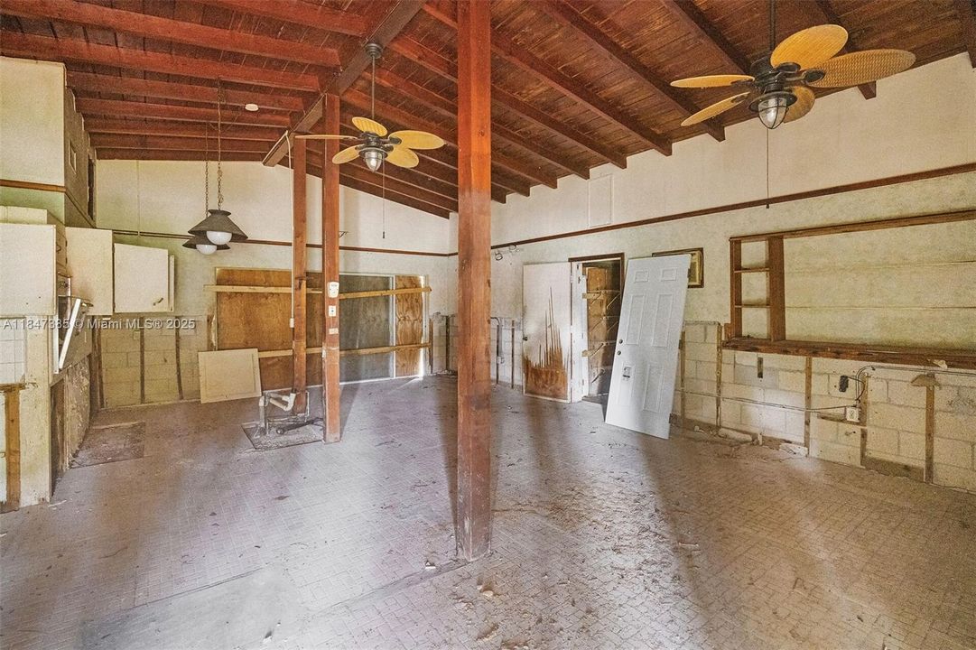 最近售出: $285,000 (2 贝兹, 1 浴室, 1073 平方英尺)