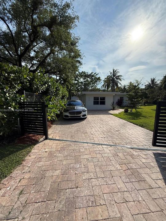 For Sale: $2,190,000 (3 beds, 2 baths, 1394 Square Feet)
