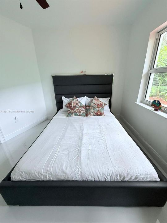 For Sale: $2,190,000 (3 beds, 2 baths, 1394 Square Feet)