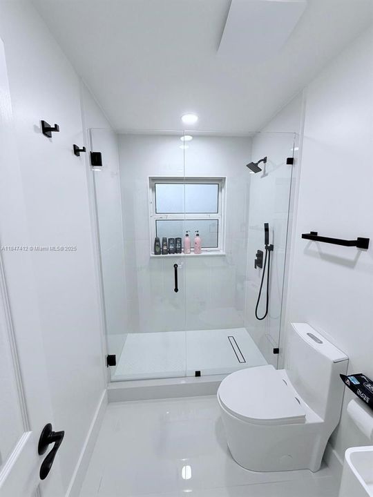 For Sale: $2,190,000 (3 beds, 2 baths, 1394 Square Feet)