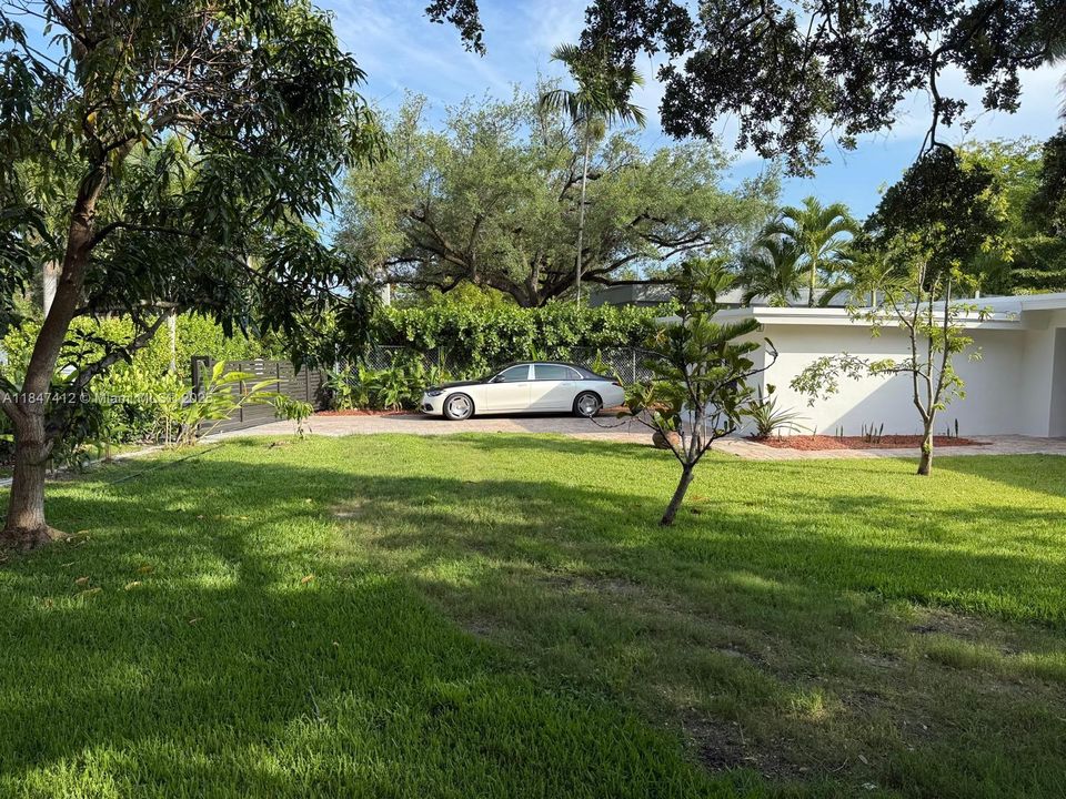 For Sale: $2,190,000 (3 beds, 2 baths, 1394 Square Feet)