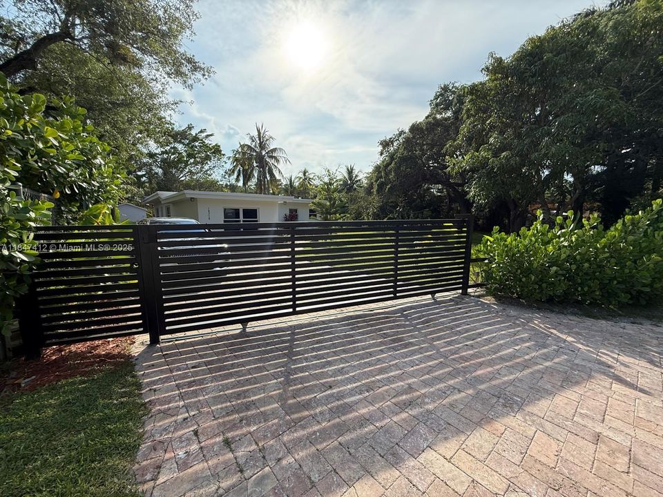For Sale: $2,190,000 (3 beds, 2 baths, 1394 Square Feet)