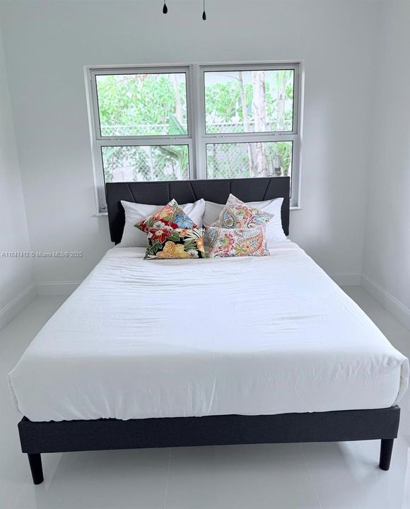 For Sale: $2,190,000 (3 beds, 2 baths, 1394 Square Feet)