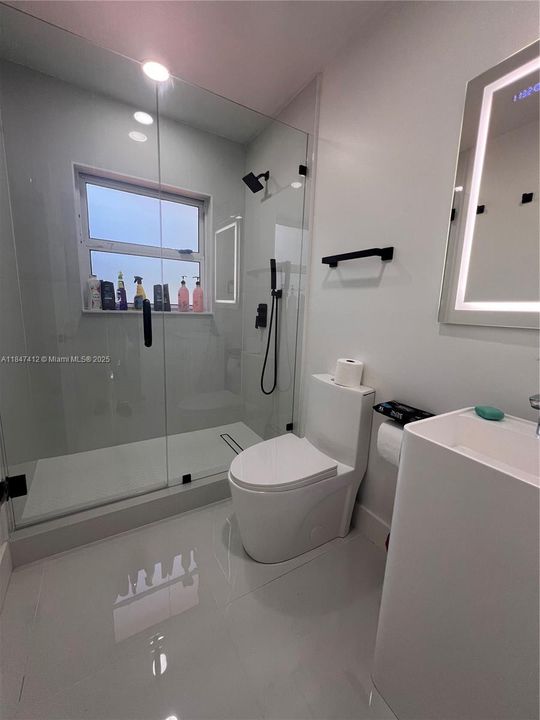 For Sale: $2,190,000 (3 beds, 2 baths, 1394 Square Feet)