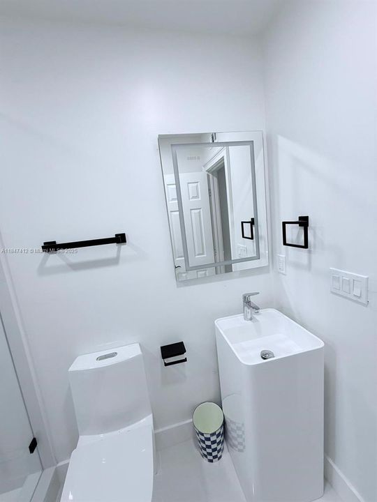 For Sale: $2,190,000 (3 beds, 2 baths, 1394 Square Feet)