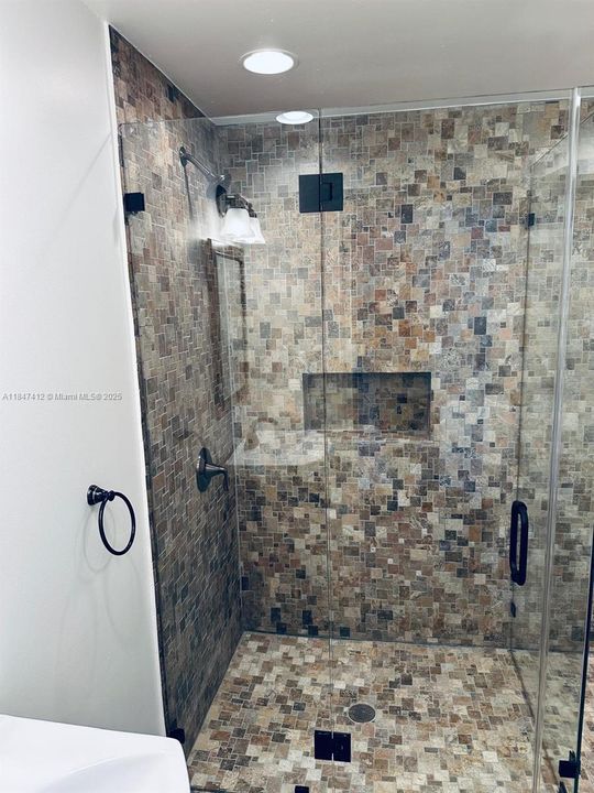 For Sale: $2,190,000 (3 beds, 2 baths, 1394 Square Feet)