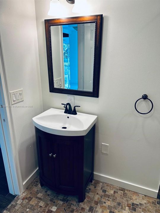 For Sale: $2,190,000 (3 beds, 2 baths, 1394 Square Feet)
