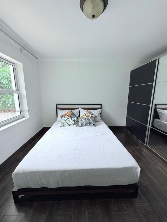 For Sale: $2,190,000 (3 beds, 2 baths, 1394 Square Feet)