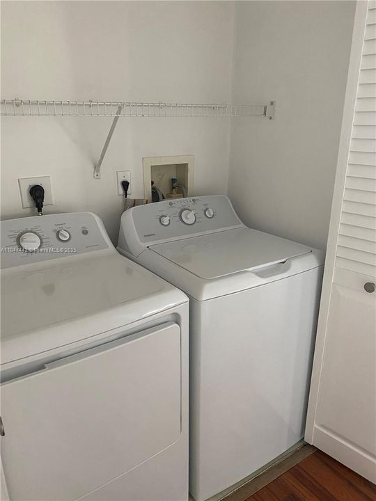 合同活跃: $2,600 (2 贝兹, 2 浴室, 1280 平方英尺)