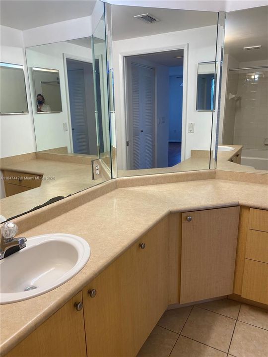 合同活跃: $2,600 (2 贝兹, 2 浴室, 1280 平方英尺)