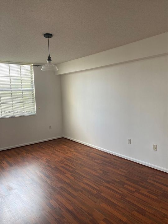 合同活跃: $2,600 (2 贝兹, 2 浴室, 1280 平方英尺)