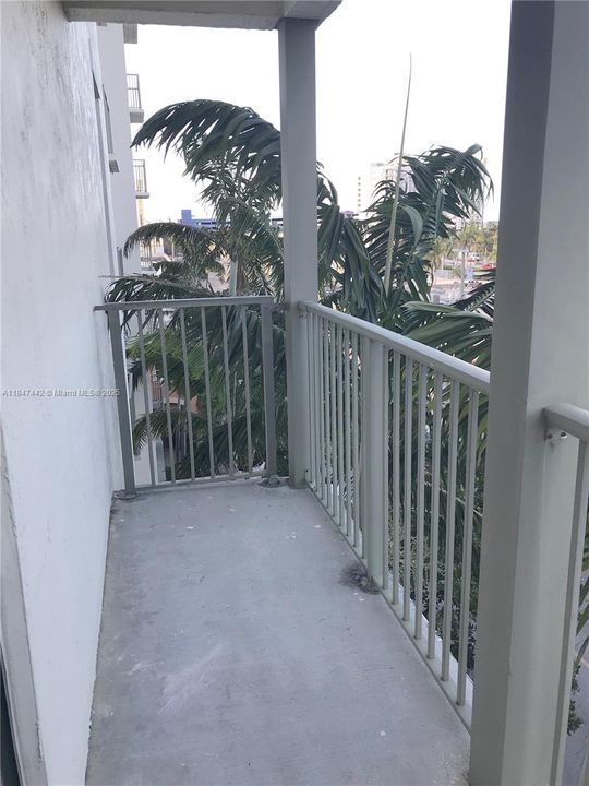 合同活跃: $2,600 (2 贝兹, 2 浴室, 1280 平方英尺)