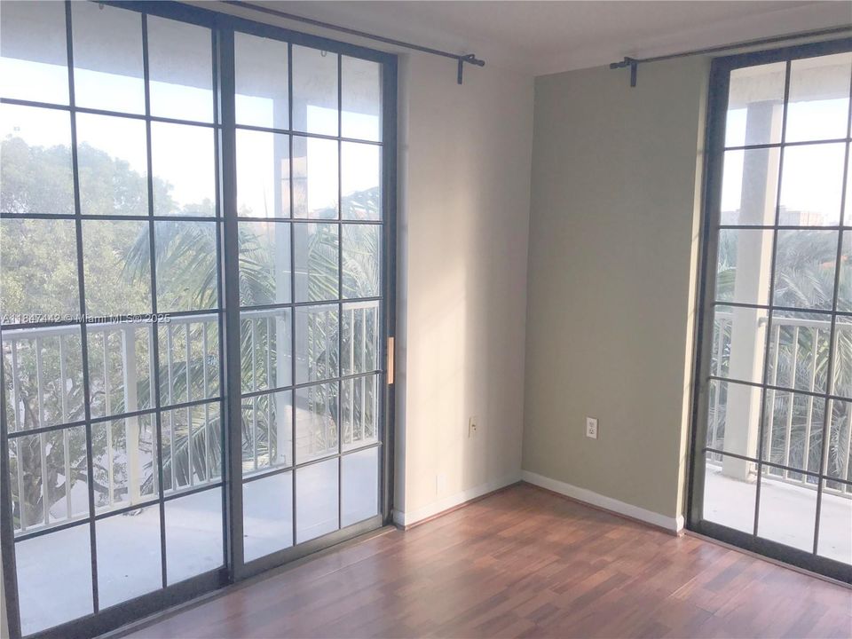 合同活跃: $2,600 (2 贝兹, 2 浴室, 1280 平方英尺)