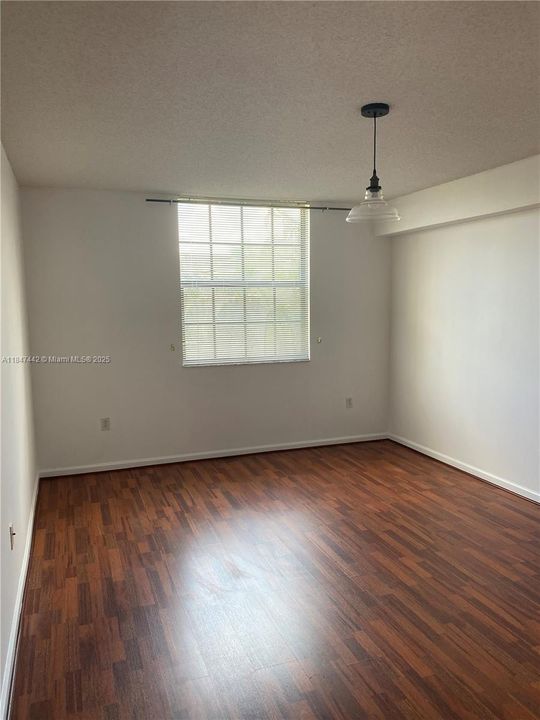 合同活跃: $2,600 (2 贝兹, 2 浴室, 1280 平方英尺)