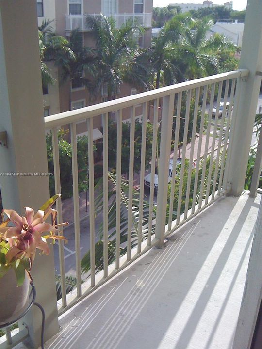 合同活跃: $2,600 (2 贝兹, 2 浴室, 1280 平方英尺)