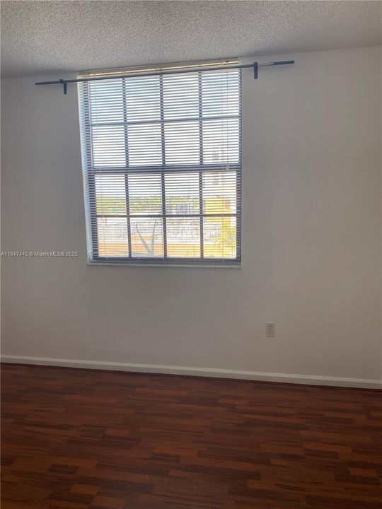 合同活跃: $2,600 (2 贝兹, 2 浴室, 1280 平方英尺)