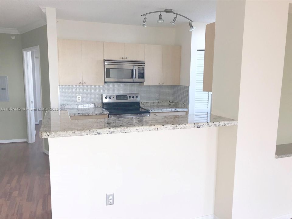 合同活跃: $2,600 (2 贝兹, 2 浴室, 1280 平方英尺)