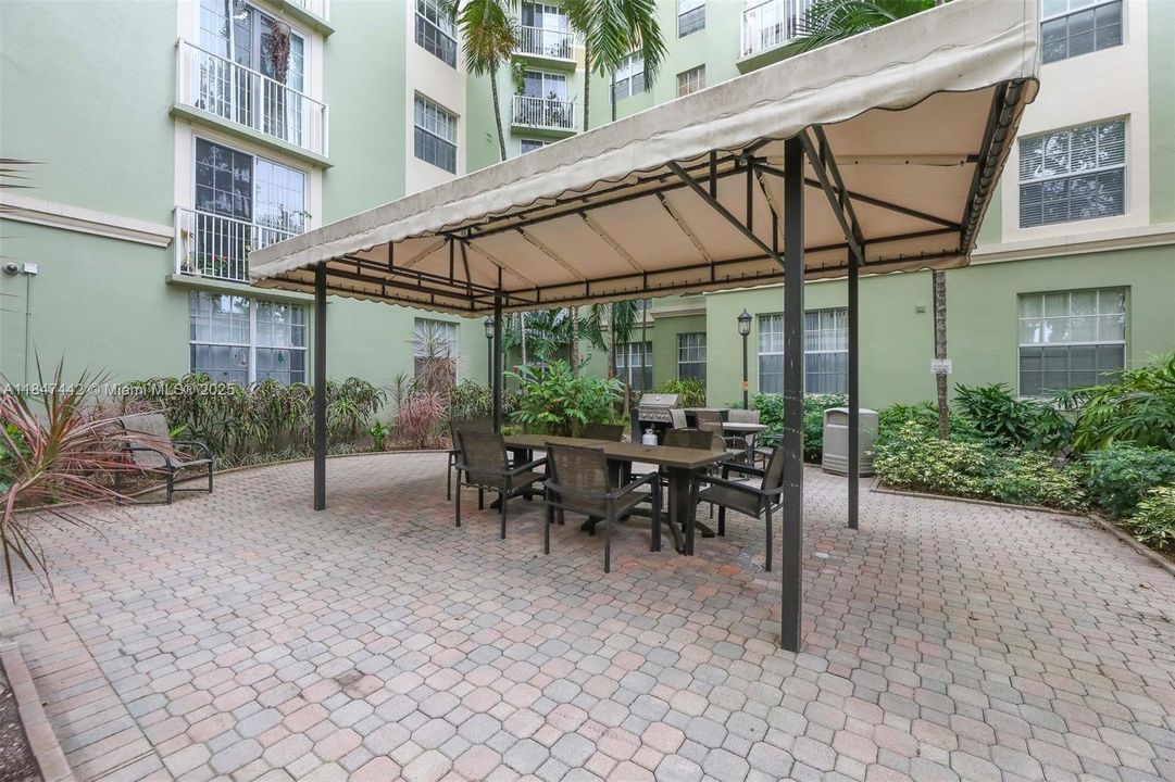 合同活跃: $2,600 (2 贝兹, 2 浴室, 1280 平方英尺)