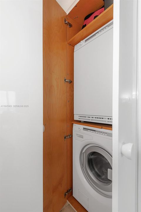 For Sale: $999,000 (3 beds, 3 baths, 1571 Square Feet)