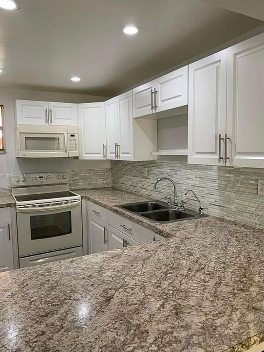 Activo con contrato: $199,999 (2 camas, 1 baños, 998 Pies cuadrados)