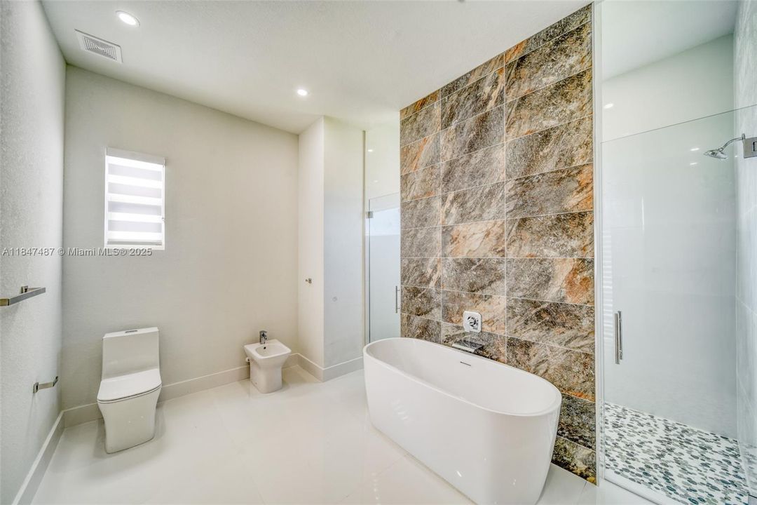 最近售出: $629,000 (4 贝兹, 3 浴室, 1931 平方英尺)