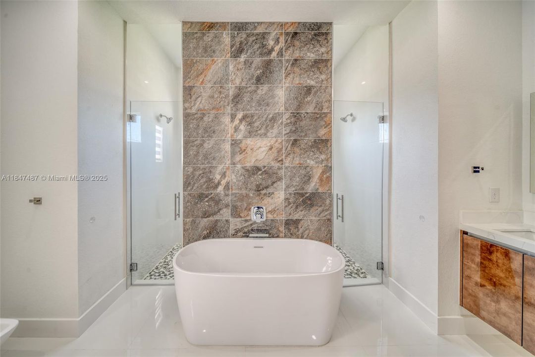 最近售出: $629,000 (4 贝兹, 3 浴室, 1931 平方英尺)