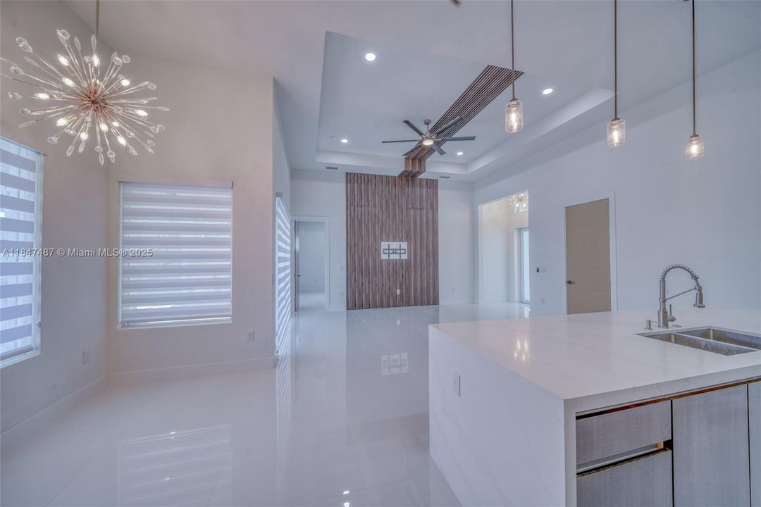 最近售出: $629,000 (4 贝兹, 3 浴室, 1931 平方英尺)