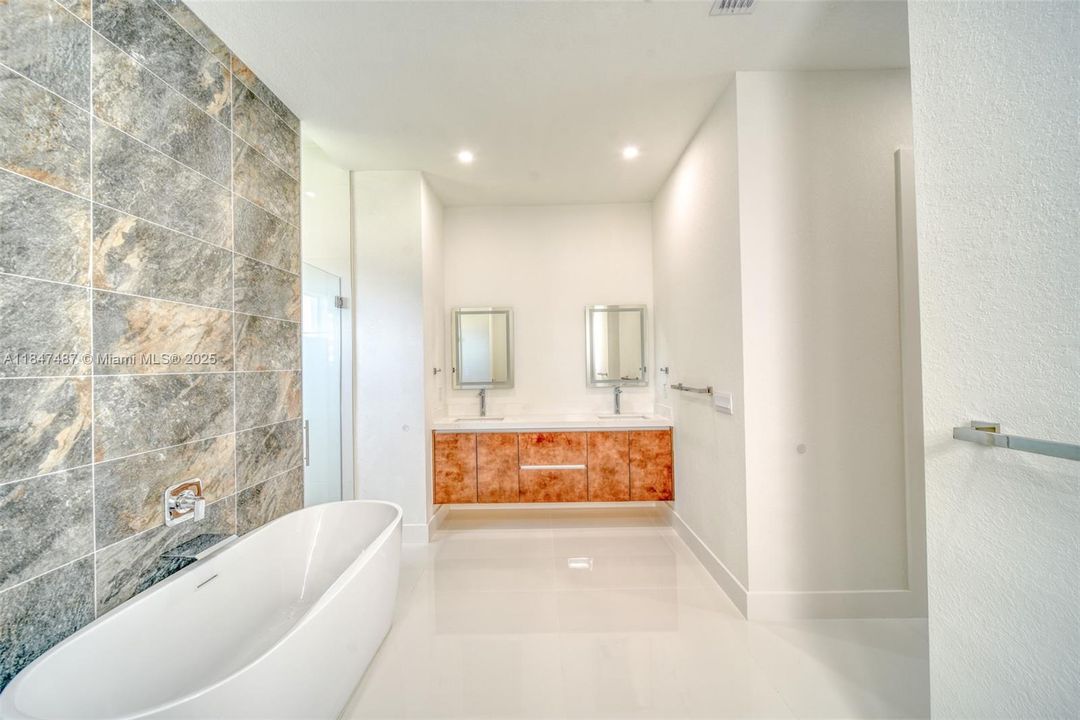 最近售出: $629,000 (4 贝兹, 3 浴室, 1931 平方英尺)