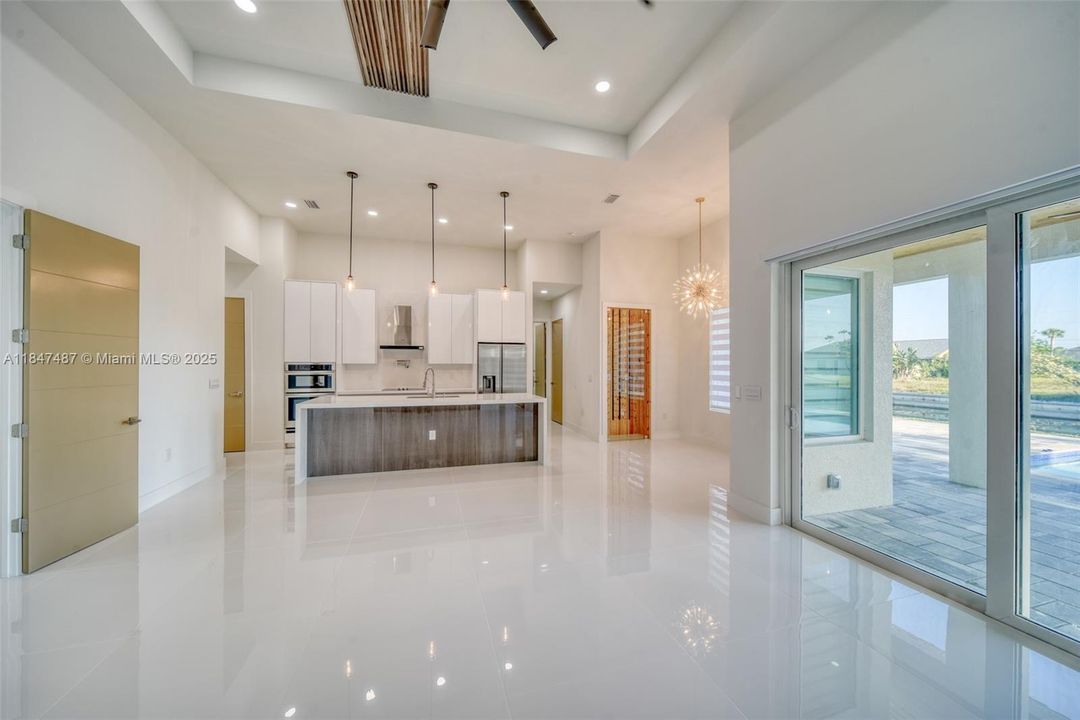 最近售出: $629,000 (4 贝兹, 3 浴室, 1931 平方英尺)