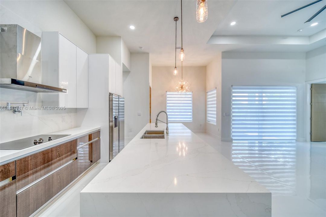 最近售出: $629,000 (4 贝兹, 3 浴室, 1931 平方英尺)