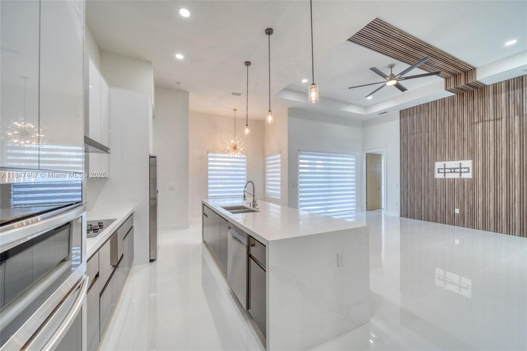 最近售出: $629,000 (4 贝兹, 3 浴室, 1931 平方英尺)