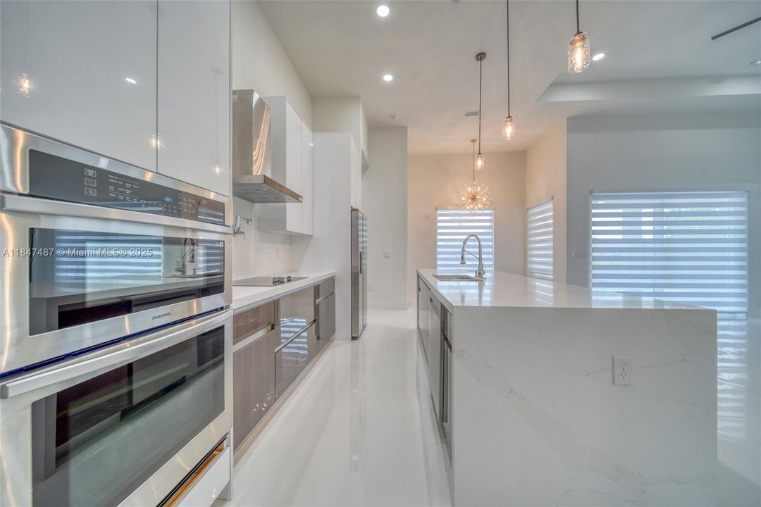 最近售出: $629,000 (4 贝兹, 3 浴室, 1931 平方英尺)