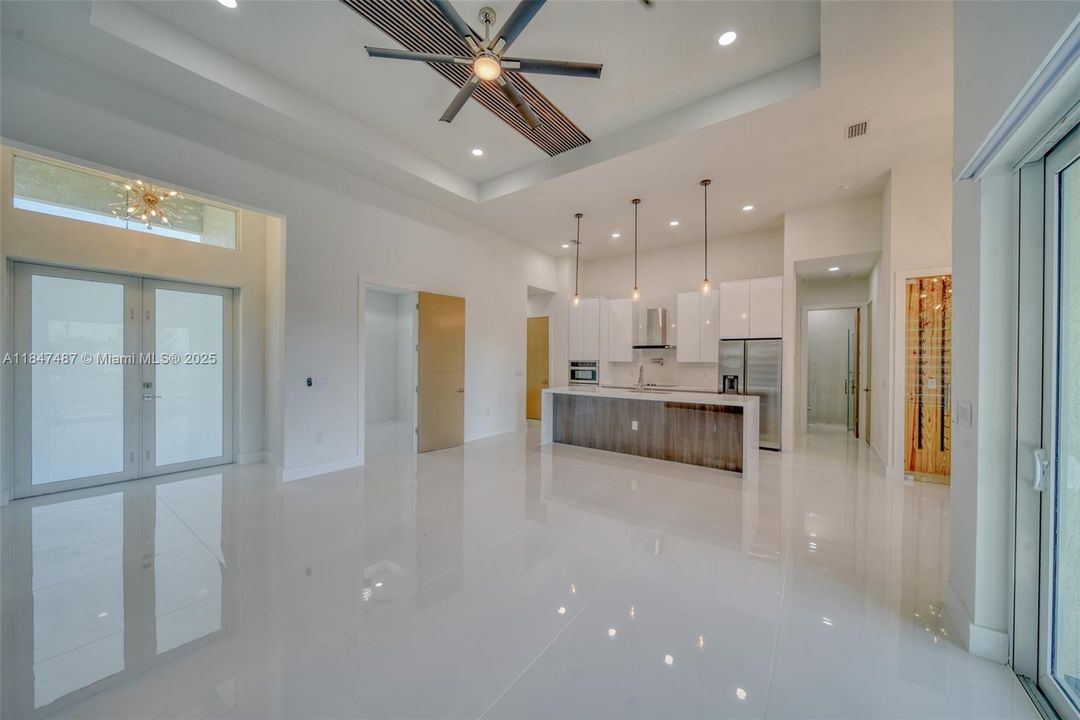 最近售出: $629,000 (4 贝兹, 3 浴室, 1931 平方英尺)