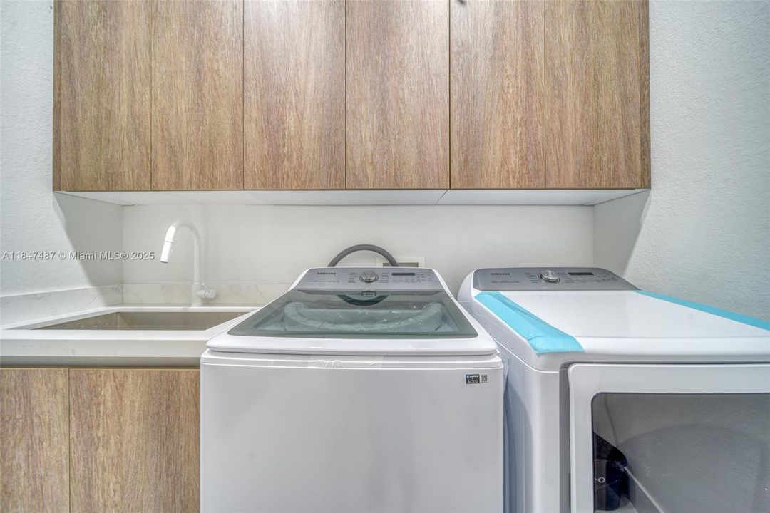 最近售出: $629,000 (4 贝兹, 3 浴室, 1931 平方英尺)