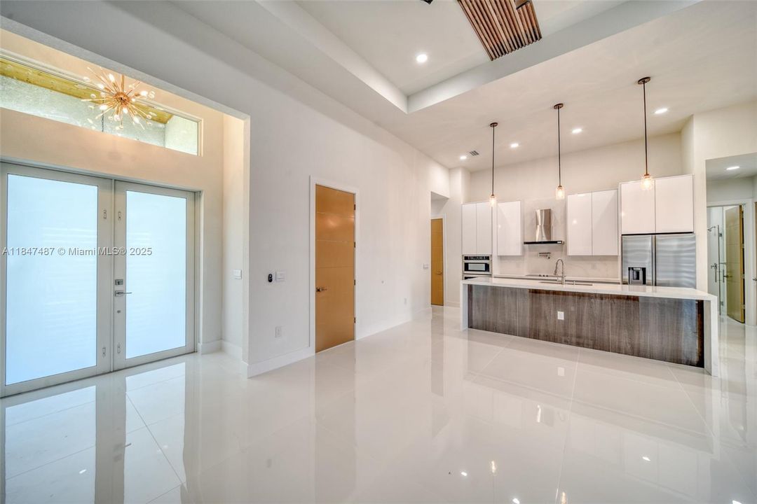 最近售出: $629,000 (4 贝兹, 3 浴室, 1931 平方英尺)