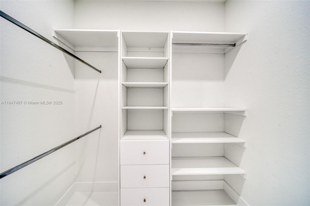 最近售出: $629,000 (4 贝兹, 3 浴室, 1931 平方英尺)