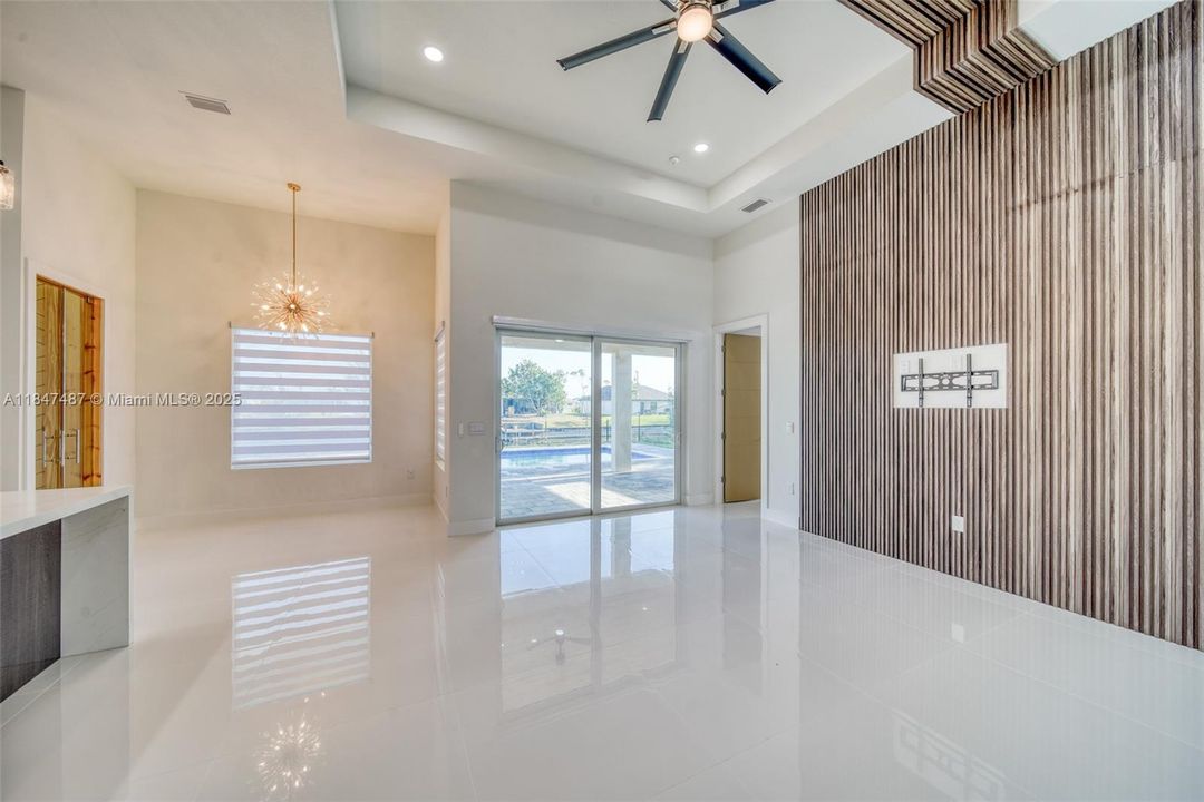 最近售出: $629,000 (4 贝兹, 3 浴室, 1931 平方英尺)