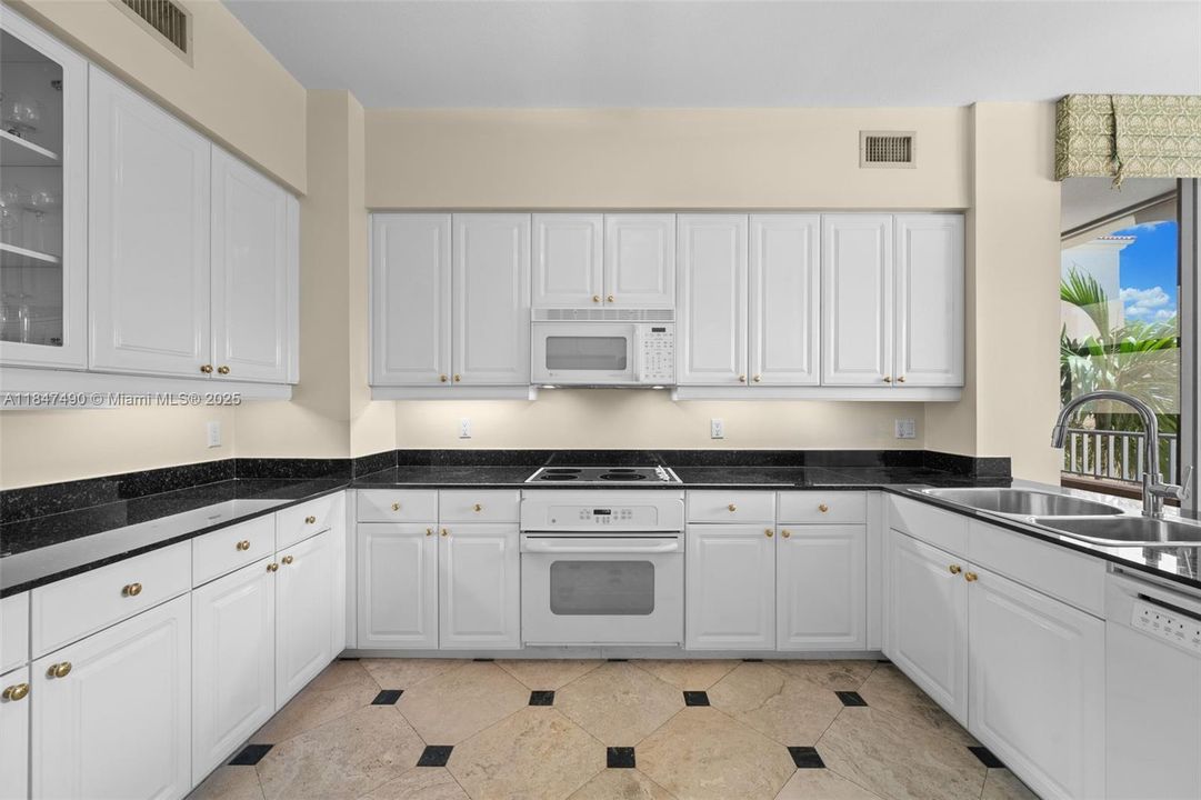 For Sale: $1,845,000 (2 beds, 2 baths, 2060 Square Feet)