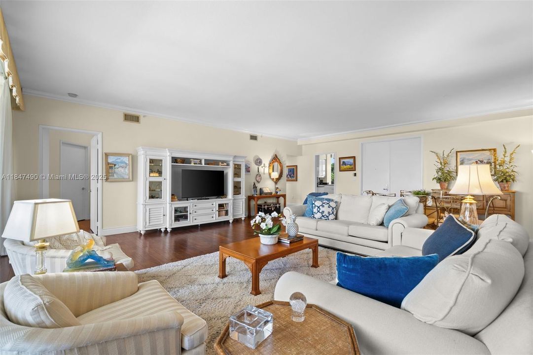 For Sale: $1,845,000 (2 beds, 2 baths, 2060 Square Feet)