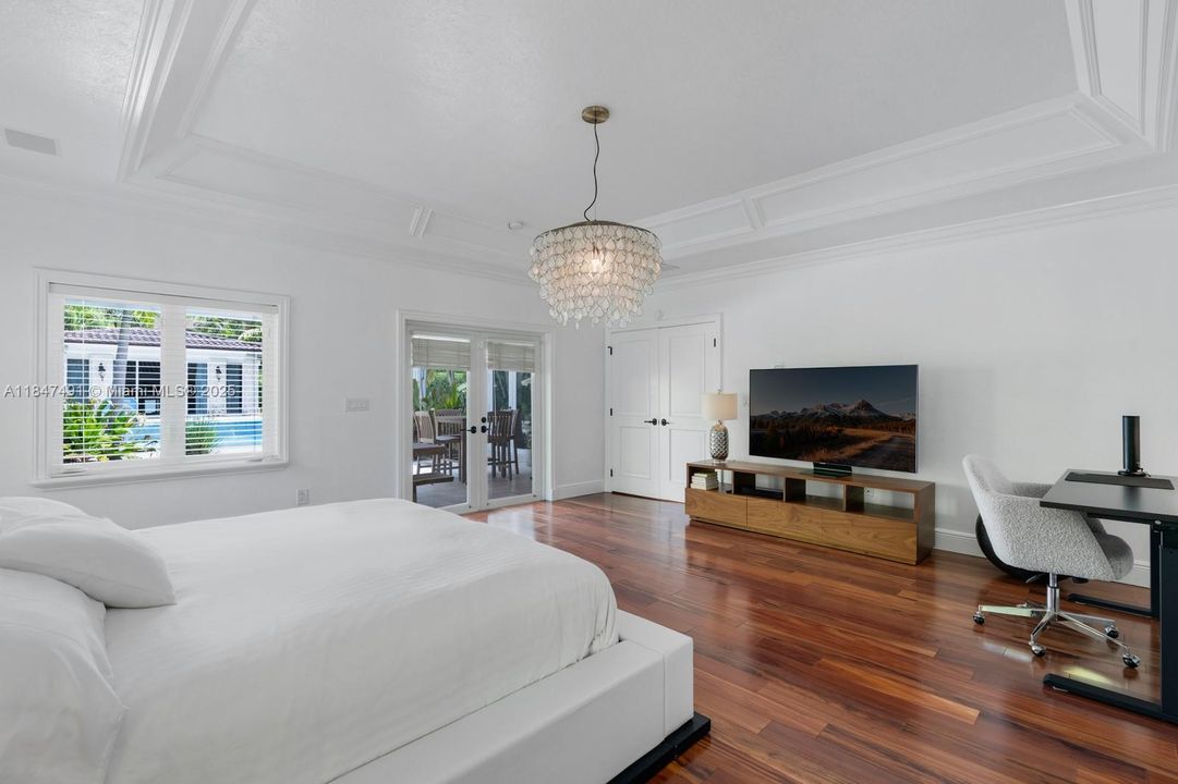 合同活跃: $3,995,000 (6 贝兹, 5 浴室, 4235 平方英尺)