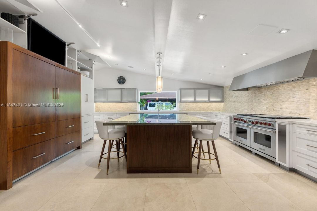 合同活跃: $3,995,000 (6 贝兹, 5 浴室, 4235 平方英尺)