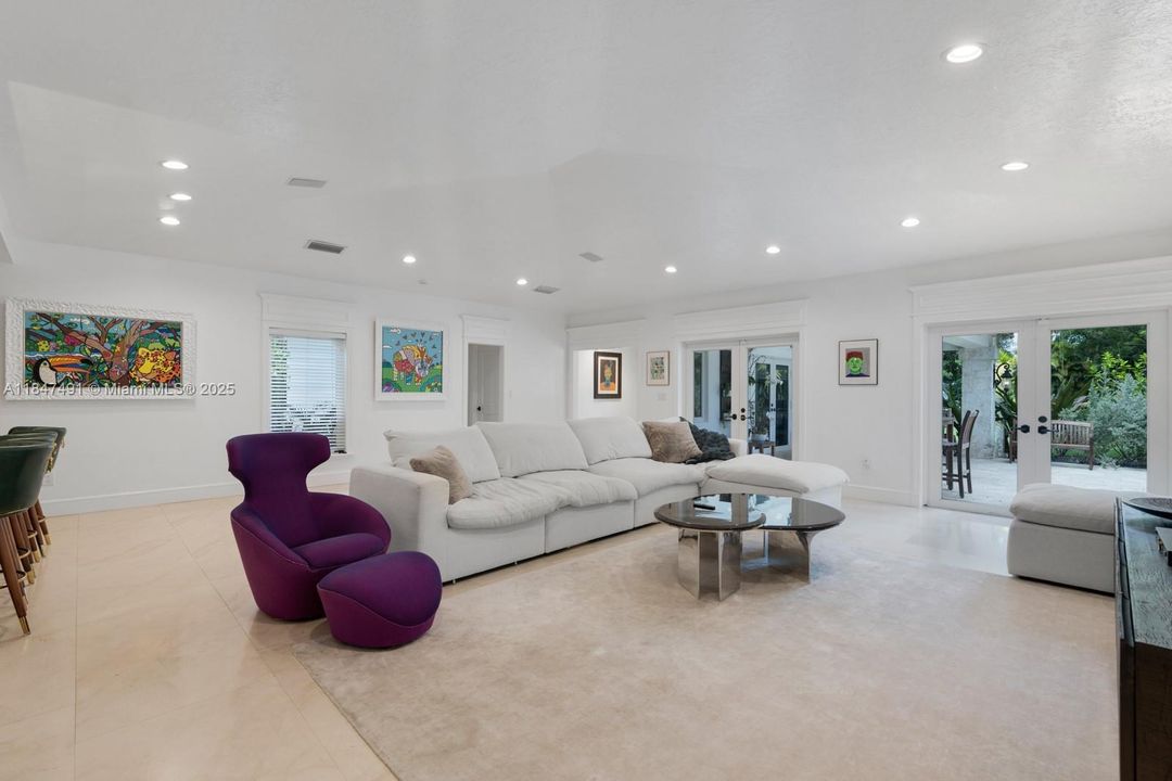 合同活跃: $3,995,000 (6 贝兹, 5 浴室, 4235 平方英尺)