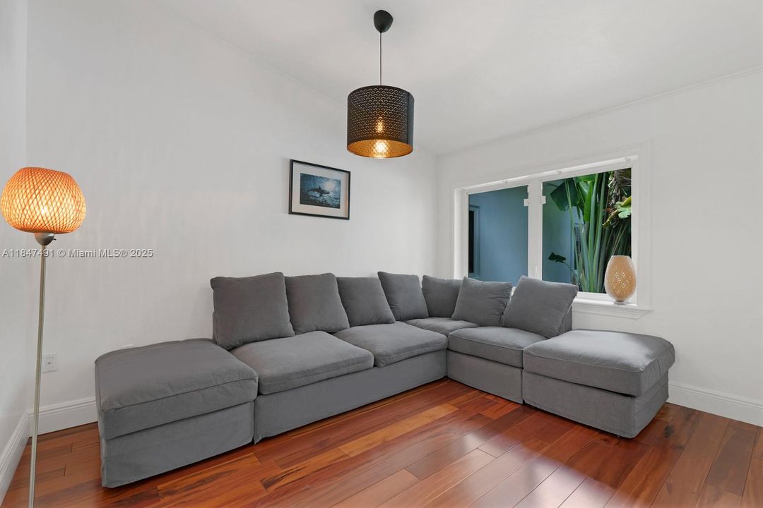 合同活跃: $3,995,000 (6 贝兹, 5 浴室, 4235 平方英尺)