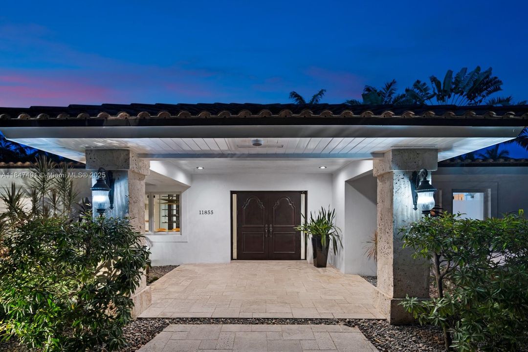 合同活跃: $3,995,000 (6 贝兹, 5 浴室, 4235 平方英尺)