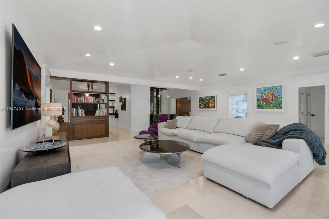 合同活跃: $3,995,000 (6 贝兹, 5 浴室, 4235 平方英尺)