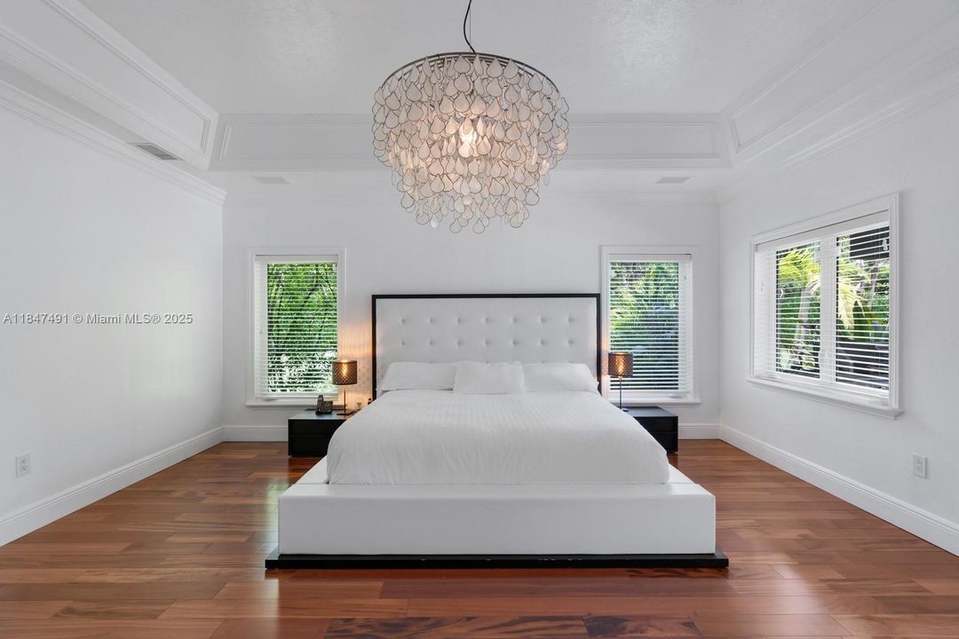 合同活跃: $3,995,000 (6 贝兹, 5 浴室, 4235 平方英尺)