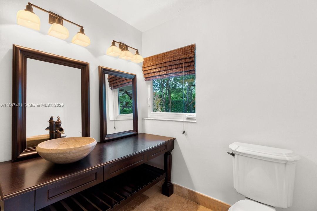 合同活跃: $3,995,000 (6 贝兹, 5 浴室, 4235 平方英尺)