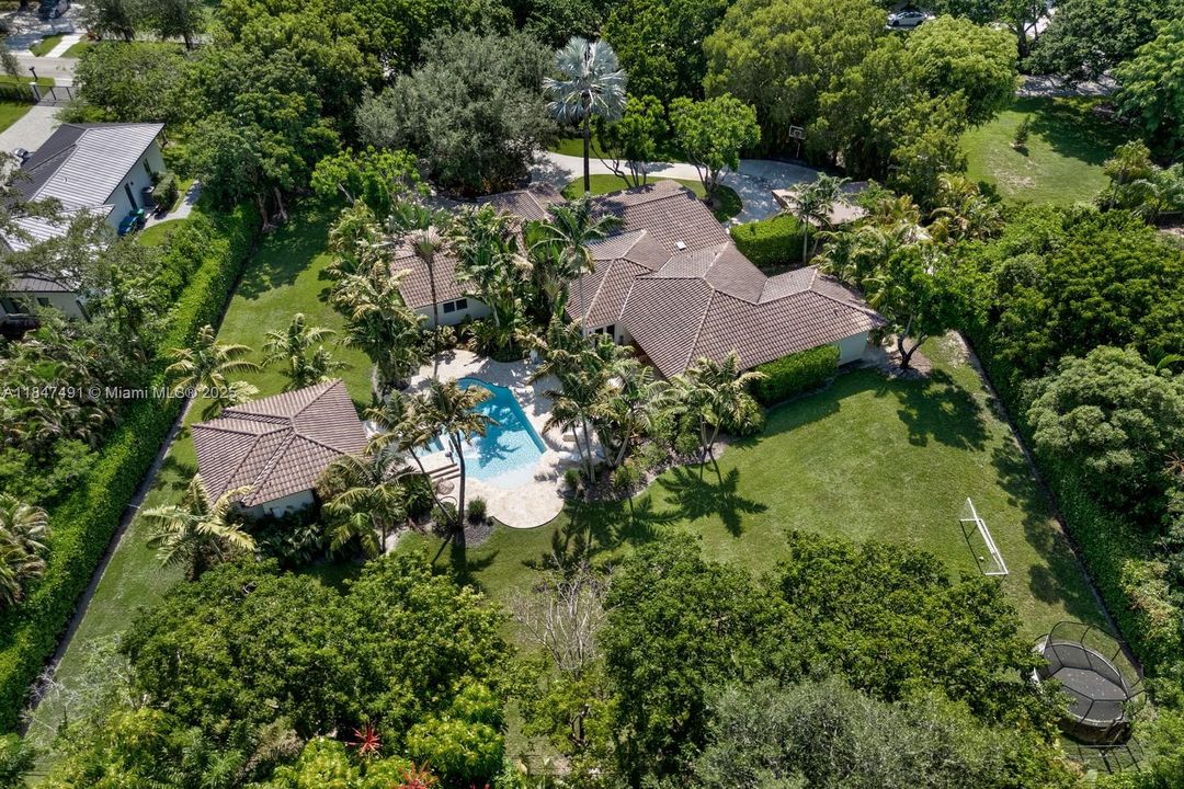 合同活跃: $3,995,000 (6 贝兹, 5 浴室, 4235 平方英尺)